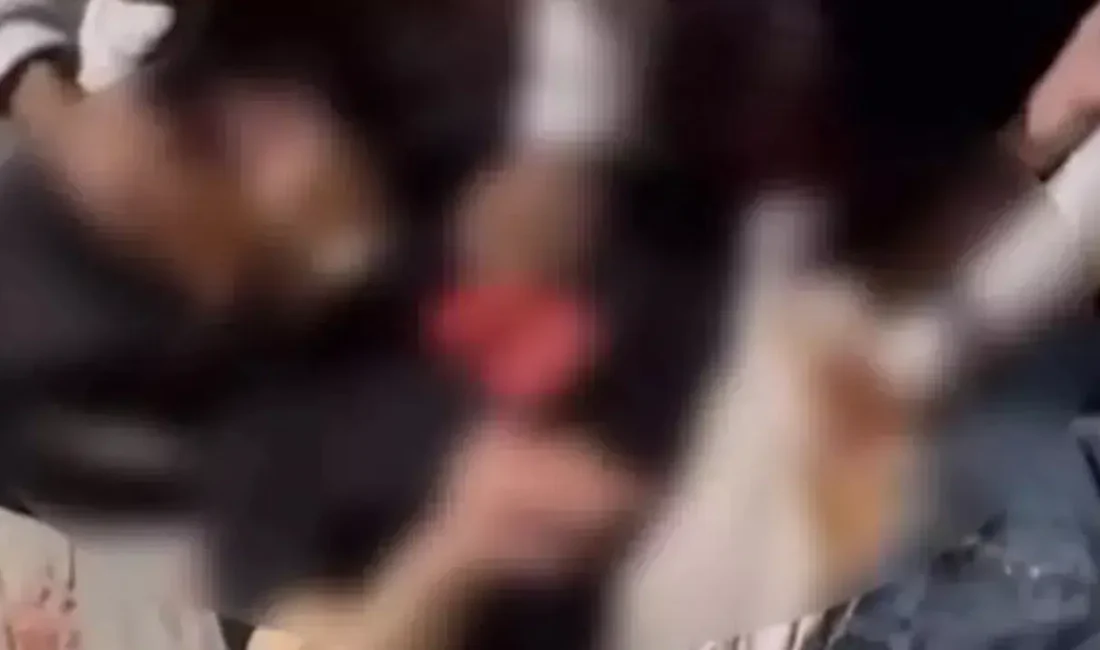 Ankara’nın Yenimahalle ilçesinde yer alan Akköprü Metro İstasyonu çıkışında iki