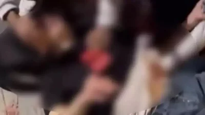 Ankara’nın Yenimahalle ilçesinde yer alan Akköprü Metro İstasyonu çıkışında iki