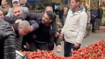 Sakarya’nın Adapazarı ilçesinde denetim yapan zabıta ekipleri ile bir seyyar