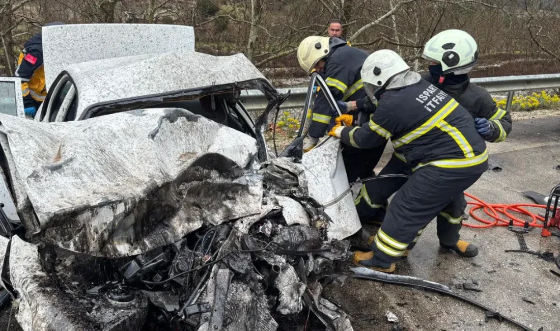 Isparta-Antalya kara yolunda iki otomobilin kafa kafaya çarpışması sonucu meydana