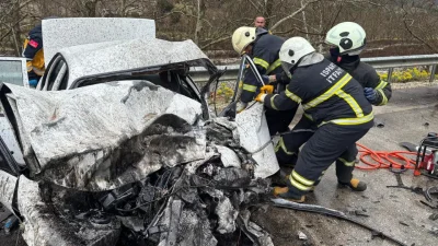 Isparta-Antalya kara yolunda iki otomobilin kafa kafaya çarpışması sonucu meydana