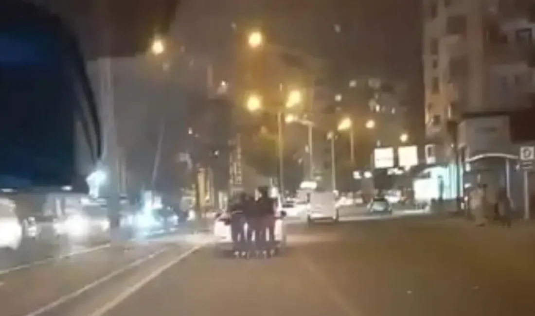 Diyarbakır şehir merkezinde trafiğin en yoğun olduğu anlarda bir otomobilin