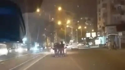 Diyarbakır şehir merkezinde trafiğin en yoğun olduğu anlarda bir otomobilin