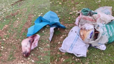 Şanlıurfa’nın Eyyübiye ilçesinde kırsal alanda terk edilmiş halde bulunan çuvallar