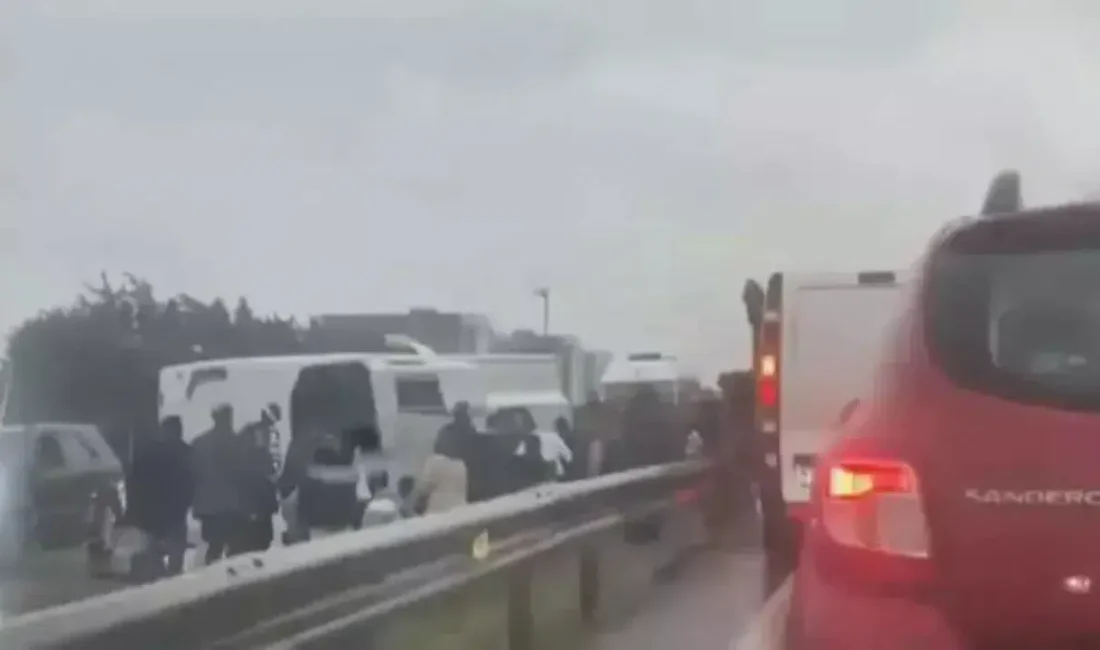 İstanbul Büyükçekmece D-100 Karayolu’nda seyir halindeki bir servis midibüsünün kontrolden