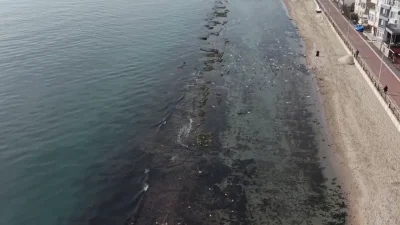 Tekirdağ’ın Süleymanpaşa ilçesinde Marmara Denizi’nin suları metrelerce geri çekilince ortaya