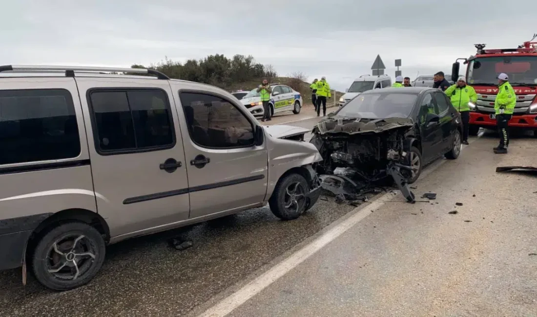 Isparta’nın Eğirdir ilçesinde üç otomobilin birbirine girmesi sonucu meydana gelen