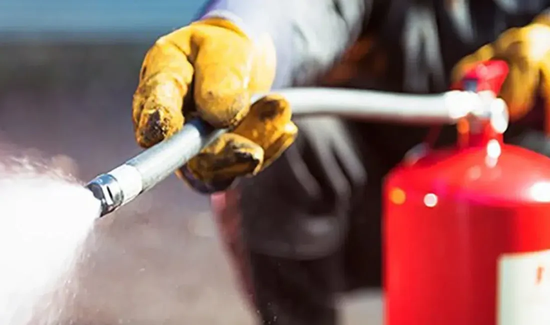 İstanbul Kağıthane’de seyir halindeki bir otomobilden yükselen alevler geceyi aydınlatırken