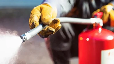 İstanbul Kağıthane’de seyir halindeki bir otomobilden yükselen alevler geceyi aydınlatırken