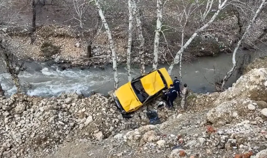 Adıyaman merkeze bağlı Kömür beldesi yakınlarında kontrolden çıkan bir otomobilin