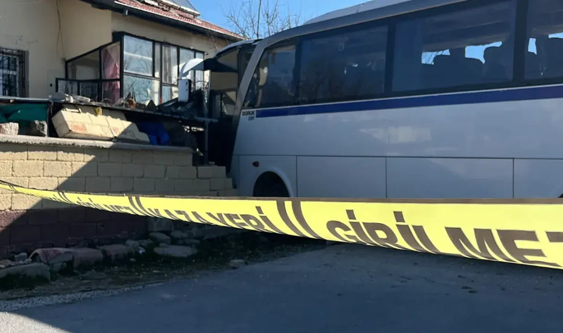 Konya’da sabah saatlerinde meydana gelen feci kazada okul servisi ile