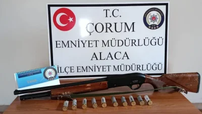 Çorum’un Alaca ilçesinde bir evin penceresinden çevreye rastgele ateş açarak