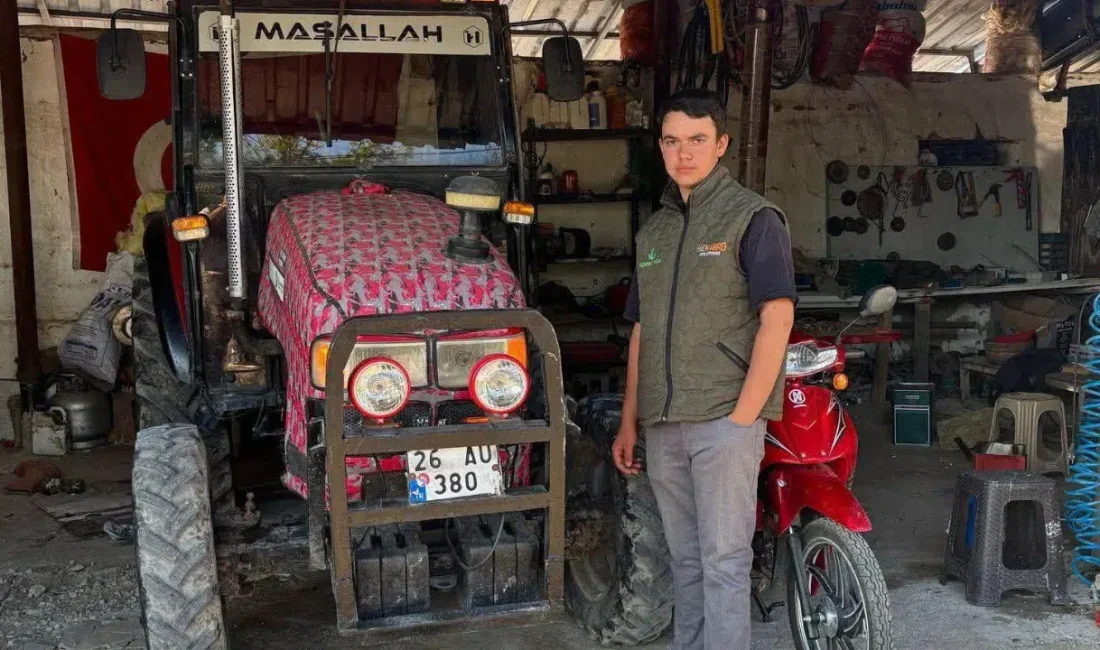 Eskişehir’in Alpu ilçesinde meydana gelen feci olayda, evinin önünde traktör