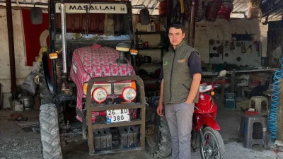 Eskişehir’in Alpu ilçesinde meydana gelen feci olayda, evinin önünde traktör