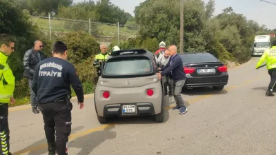 Aydın’ın Kuşadası ilçesinde elektrikli bir otomobil ile karşı yönden gelen