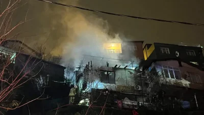 İstanbul Sarıyer’de bir gecekonduda başlayıp yanındakine sıçrayan yangın büyük paniğe