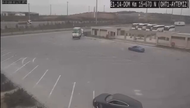 İstanbul Eyüpsultan’da trafiğe açık alanda drift yaparak hem kendi canlarını