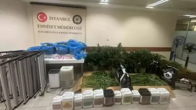 İstanbul Sultanbeyli’de uyuşturucu tacirlerine yönelik gerçekleştirilen dev operasyonda bir evin
