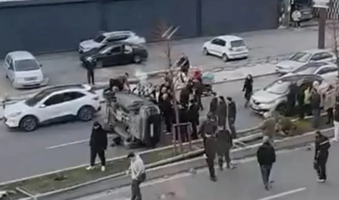 İstanbul Beylikdüzü’nde kontrolden çıkan bir otomobilin elektrik direğine çarparak takla