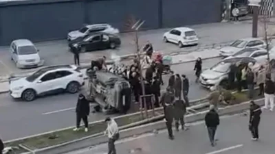İstanbul Beylikdüzü’nde kontrolden çıkan bir otomobilin elektrik direğine çarparak takla