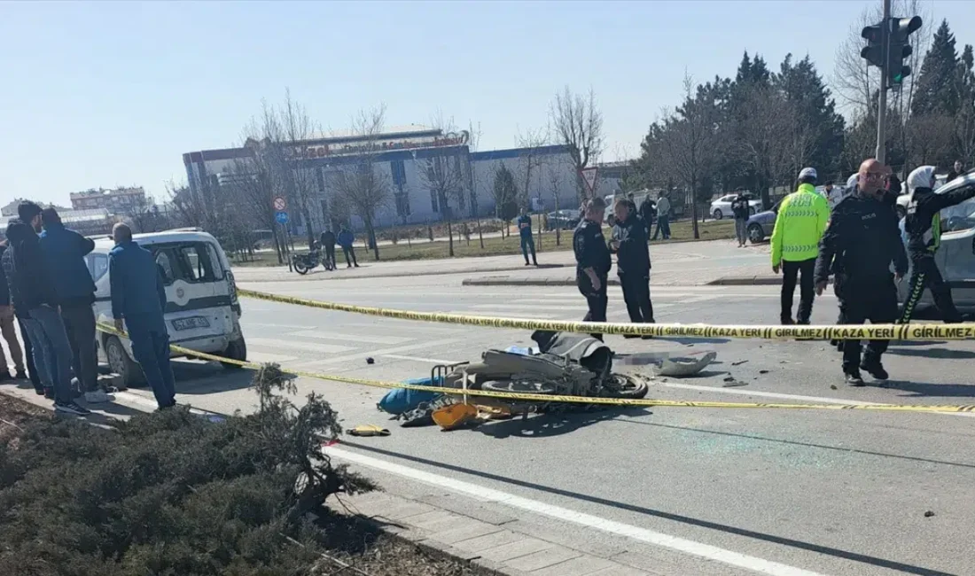 Konya’da hafif ticari araçla çarpışan motosikletin sürücüsü, kaldırıldığı hastanede yapılan