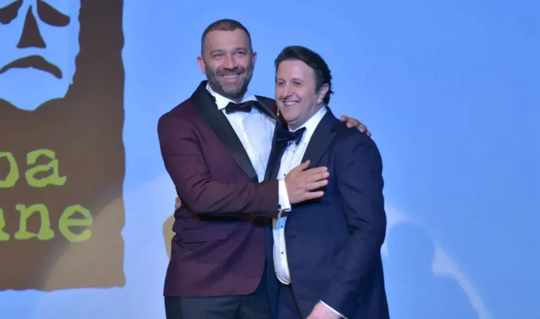 Birleşik Arap Emirlikleri’nde sahneledikleri tiyatro oyunu sonrasında bölgede yaşanan sıcak