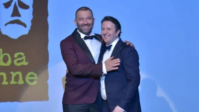 Birleşik Arap Emirlikleri’nde sahneledikleri tiyatro oyunu sonrasında bölgede yaşanan sıcak