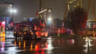 İstanbul’un Tuzla ilçesindeki tersaneler bölgesinde demirli bulunan dev kuru yük