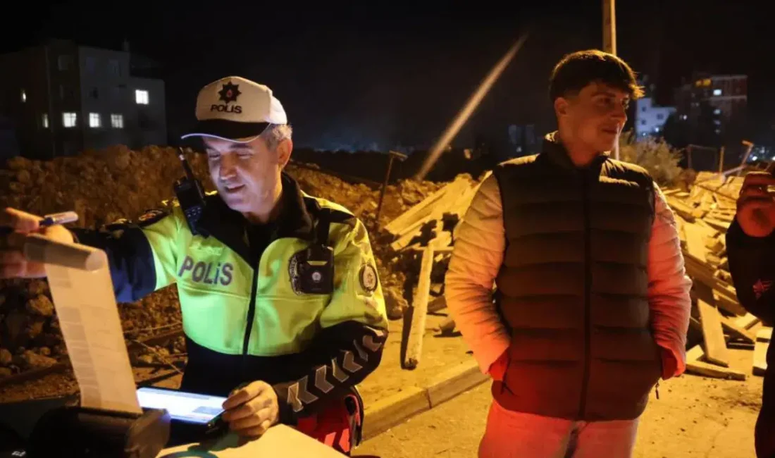 Adana’nın Kozan ilçesinde gerçekleştirilen asayiş uygulamasında kask takmadığı için durdurulan