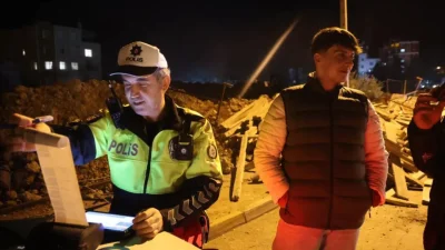 Adana’nın Kozan ilçesinde gerçekleştirilen asayiş uygulamasında kask takmadığı için durdurulan