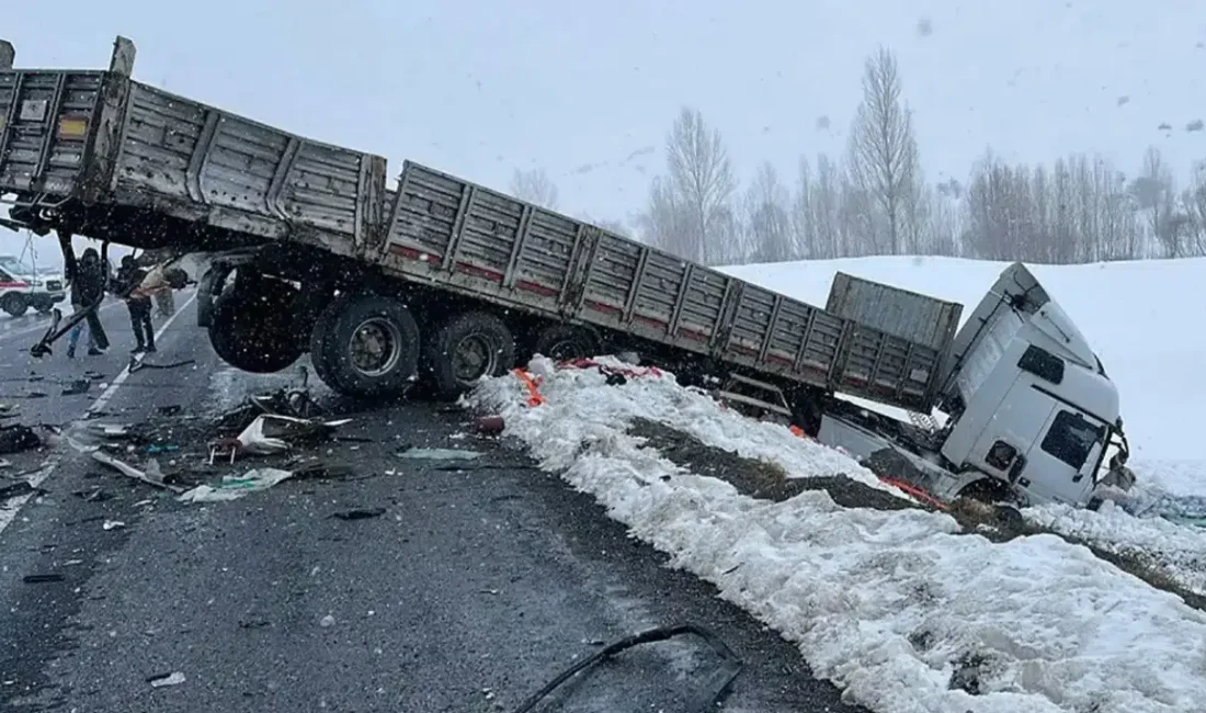 Bitlis’in Tatvan ilçesinde tır ile otomobilin kafa kafaya çarpıştığı korkunç