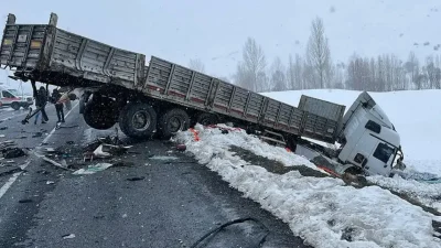 Bitlis’in Tatvan ilçesinde tır ile otomobilin kafa kafaya çarpıştığı korkunç