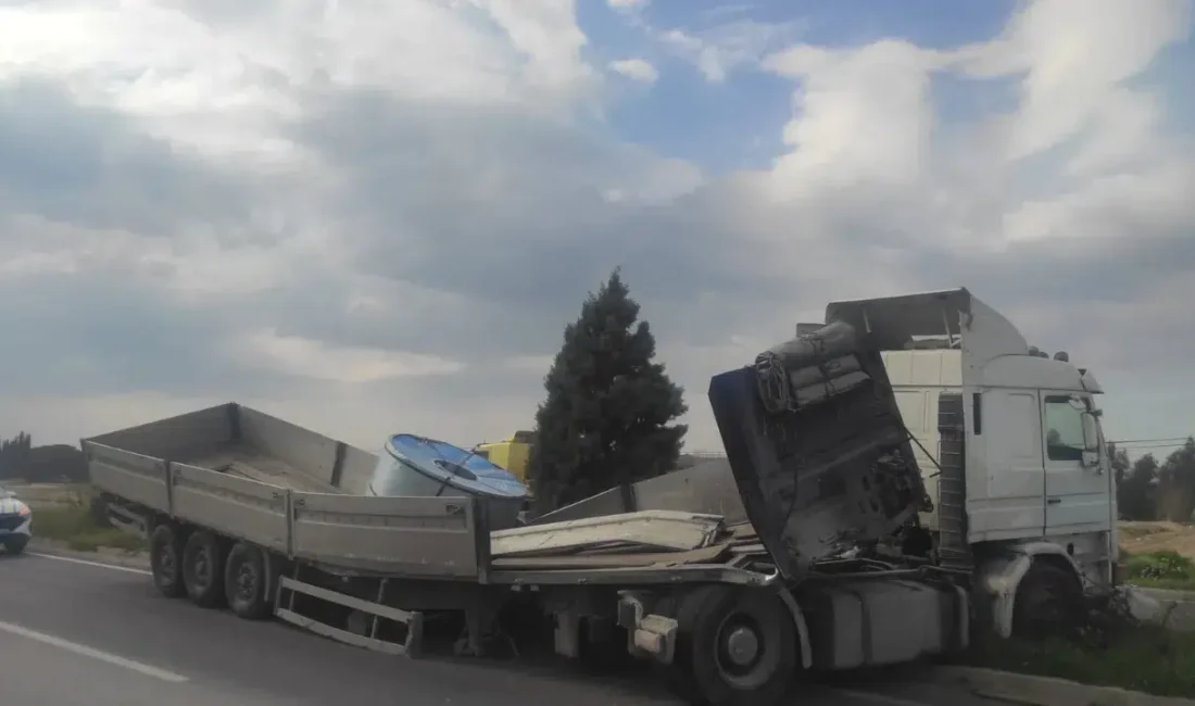 Manisa’nın Salihli ilçesinde tırın kamyona arkadan çarpması sonucu meydana gelen