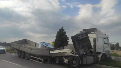 Manisa’nın Salihli ilçesinde tırın kamyona arkadan çarpması sonucu meydana gelen