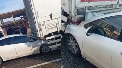 Siirt’in Baykan ilçesinde trafik ışıklarında bekleyen tıra arkadan çarpan otomobilin