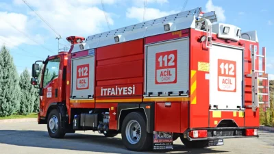 İstanbul Kağıthane’de park halindeki bir minibüste çıkan yangın mahalle sakinlerine