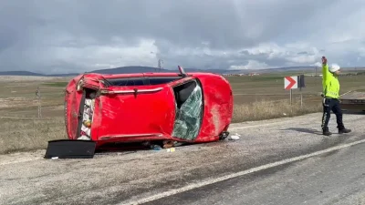 Çorum’un Alaca ilçesinde sürücüsünün direksiyon hakimiyetini kaybetmesi sonucu kontrolden çıkan