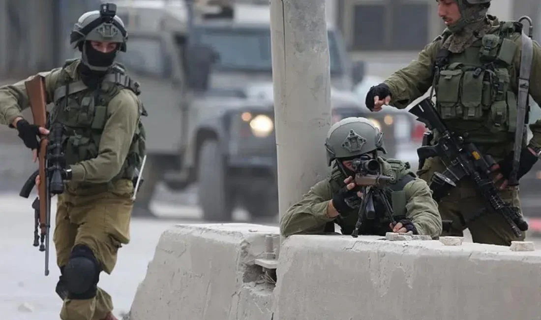 İsrail’in Bat Yam kentinde füze saldırılarına karşı sığınılan bir alanda