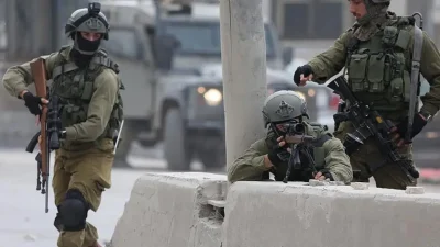 İsrail’in Bat Yam kentinde füze saldırılarına karşı sığınılan bir alanda