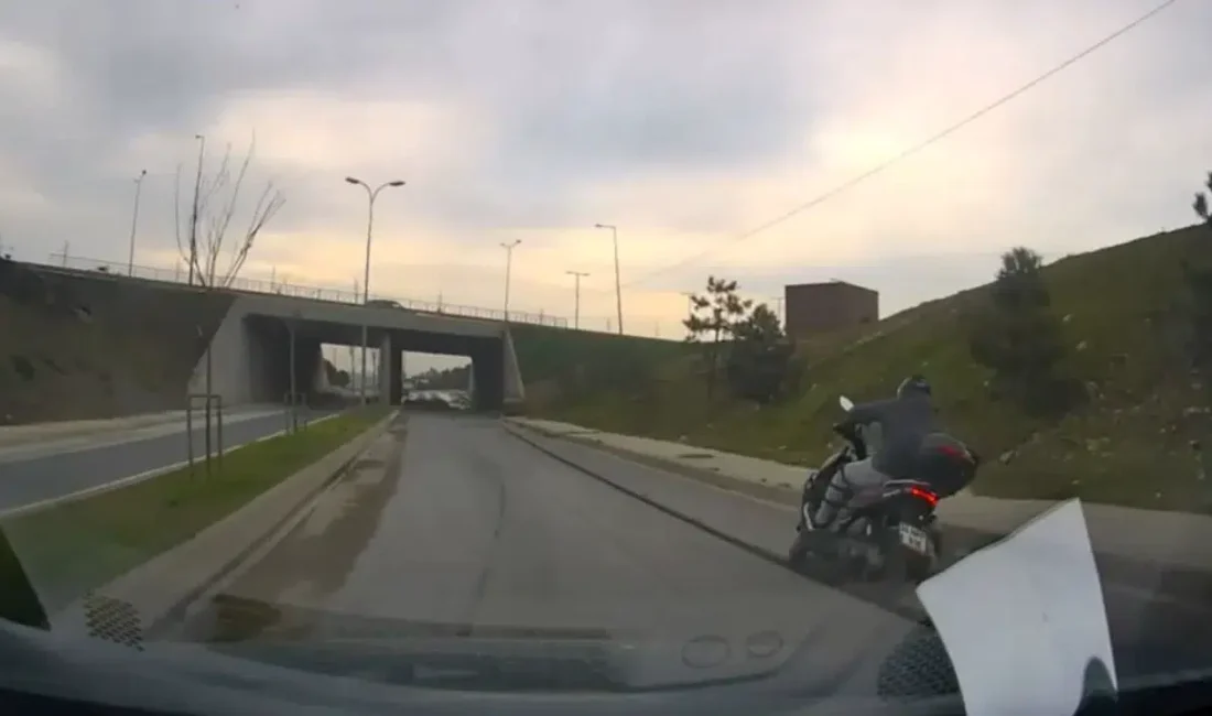 İstanbul Başakşehir’de seyir halindeki bir motosikletli, yolun ortasındaki derin çukuru