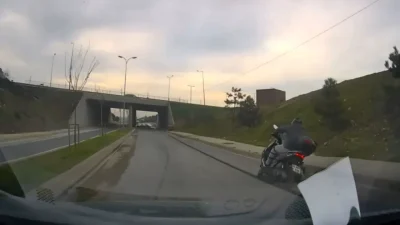 İstanbul Başakşehir’de seyir halindeki bir motosikletli, yolun ortasındaki derin çukuru