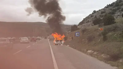 Bilecik’in Bozüyük ilçesinde seyir halindeki bir otomobilin aniden alevlere teslim