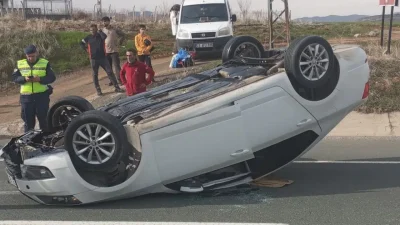 Elazığ’da seyir halindeki bir otomobilin kontrolden çıkarak bariyerlere çarpması sonucu