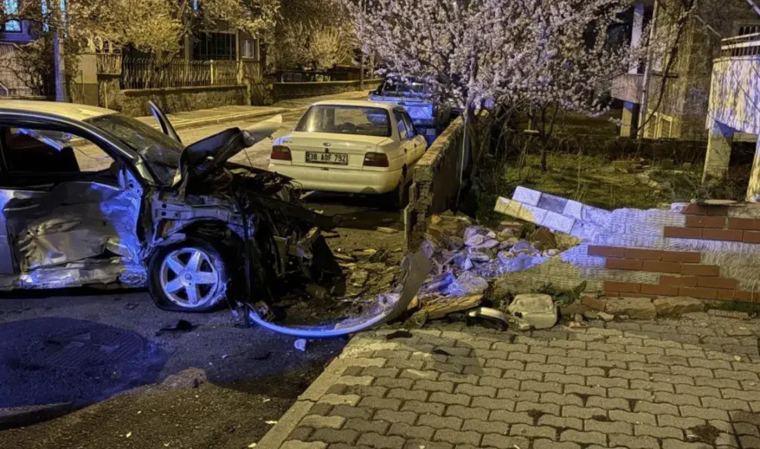 Kayseri’nin Melikgazi ilçesinde seyir halindeki iki otomobilin çarpışması sonucu meydana