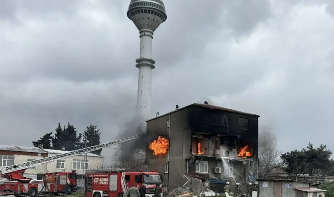 İstanbul Büyükçekmece’de üç katlı bir binada çıkan yangın paniğe neden