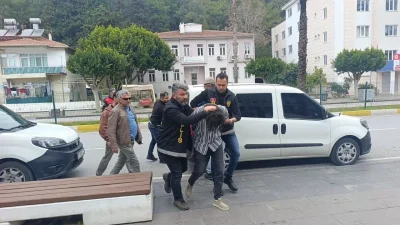 Antalya’nın Manavgat ilçesinde bir markette müşteri ile iş yeri sahibinin