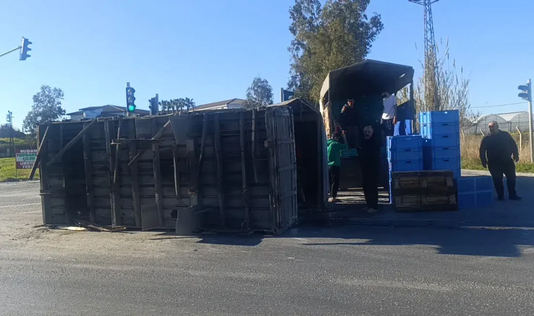 Antalya’nın Manavgat ilçesinde seyir halindeki muz yüklü kamyonun kasası, kavşaktan
