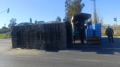 Antalya’nın Manavgat ilçesinde seyir halindeki muz yüklü kamyonun kasası, kavşaktan