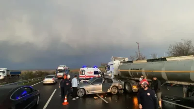 Şanlıurfa’nın Birecik ilçesinde bir tanker ile iki otomobilin karıştığı korkunç
