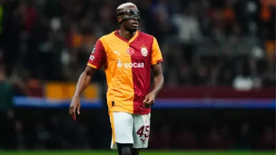 Galatasaray’ın Liverpool ile oynadığı karşılaşmada talihsiz bir sakatlık yaşayarak sahayı